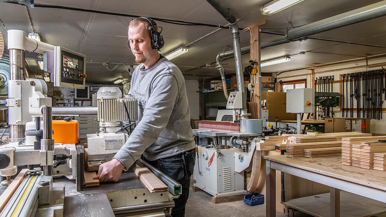  Wernerssons Snickeri tillverkar platsbyggda kök, trappor och fönster i massivt trä med modern utrustning men med hantverkskänsla.