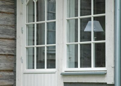 Vi på Wernerssons Snickeri nytillverkar dörrar och fönster i gammal stil för att passa ihop med ditt hus. Kontakta oss så berättar vi mer hur vi arbetar med byggnadsvård på vårt sätt.