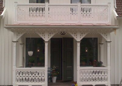 Vi på Wernerssons Snickeri nytillverkar dörrar och fönster i gammal stil för att passa ihop med ditt hus. Här ett nytt balkongräcke i stil med det befintliga. Kontakta oss så berättar vi mer hur vi arbetar med byggnadsvård på vårt sätt.