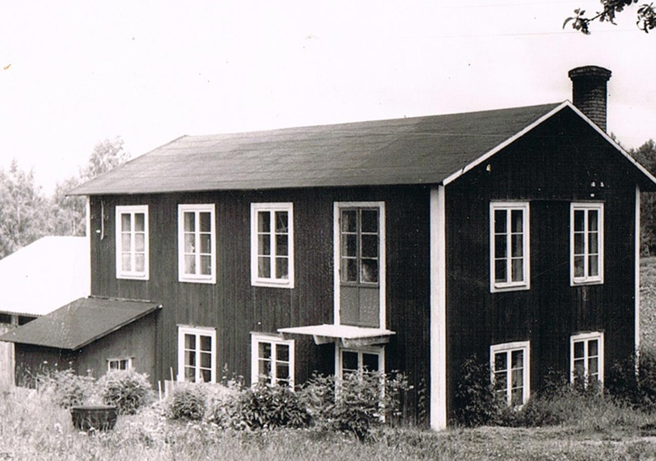  Wernerssons Snickeri har sitt ursprung från 1940-talet då Verner Gustavsson startade Lövstad Snickerifabrik, som är grunden för det som idag är Wernersson Snickeri AB.